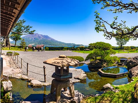 池のある日本の庭園。石組みと植栽が美しく、静かで落ち着いた雰囲気。